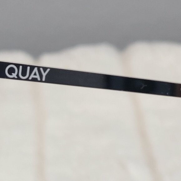 QUAY // ltd ed mother of pearl detail butterfly frame blue  display picture 1